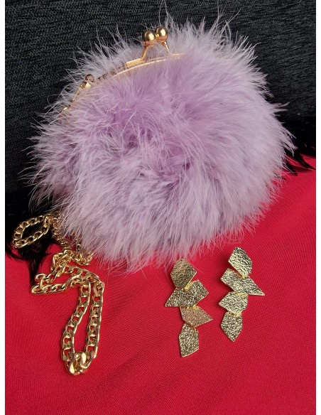 Bolso bola de plumas con cierre y cadena metalizada.
