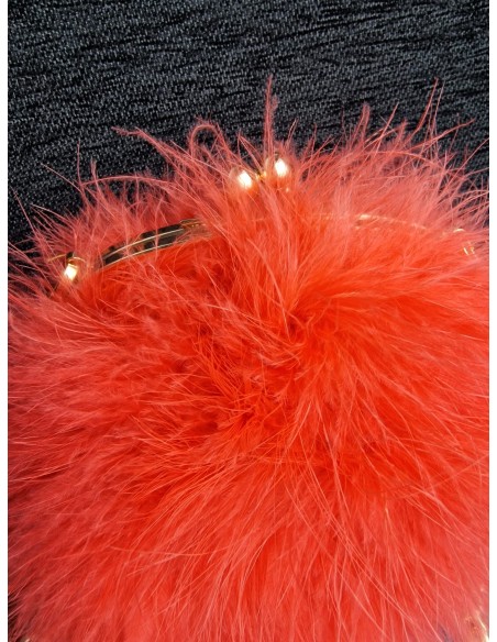 Bolso bola de plumas con cierre y cadena metalizada.