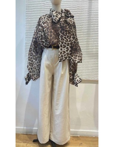 Pantalón palazzo con detalle de hebilla efecto cuero. Camisa maravilloso tejido y precio.