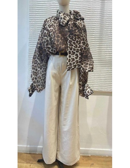 Pantalón palazzo con detalle de hebilla efecto cuero. Camisa maravilloso tejido y precio.