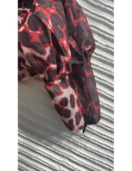Pantalón palazzo con detalle de hebilla efecto cuero. Camisa maravilloso tejido y precio.