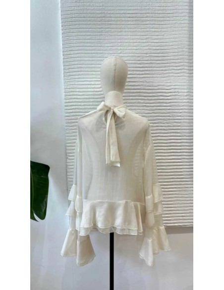 Camisa con mangas volantes y lazada en el cuello al mejor precio de nueva colección otoño invierno.