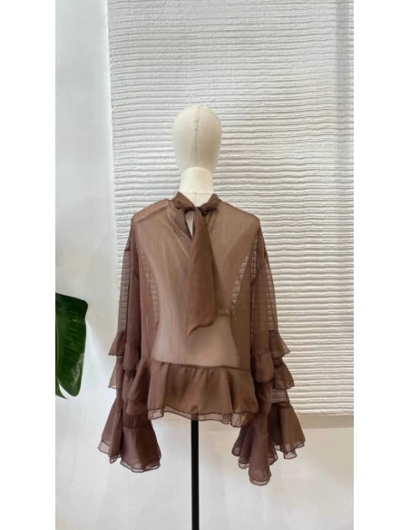 Camisa con mangas volantes y lazada en el cuello al mejor precio de nueva colección otoño invierno.