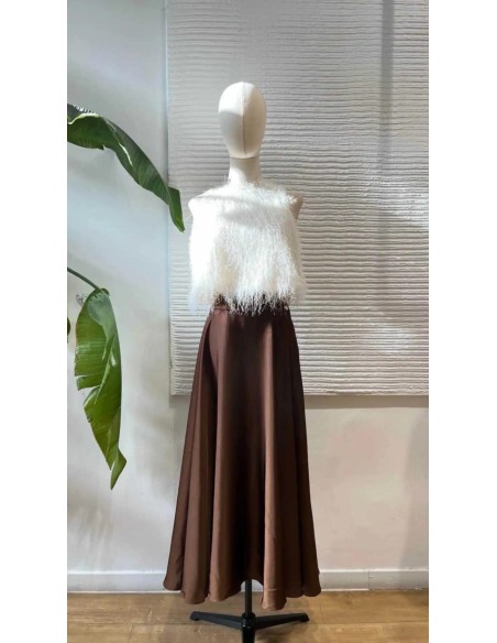 Falda de vuelo satinada con botones cinturilla y bosillos. Última tendencia al mejor precio.