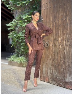 Conjunto brocado dos piezas compuesto por chaqueta corte smoking y pantalón recto. Últimas tendencias con gran calidad.