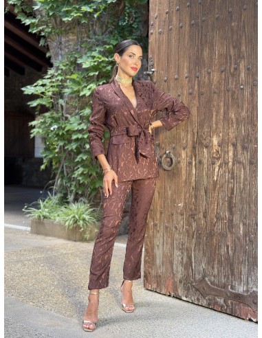 Conjunto brocado dos piezas compuesto por chaqueta corte smoking y pantalón recto. Últimas tendencias con gran calidad.