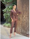 Conjunto brocado dos piezas compuesto por chaqueta corte smoking y pantalón recto. Últimas tendencias con gran calidad.
