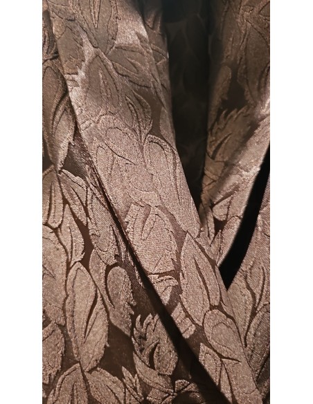 Conjunto brocado dos piezas compuesto por chaqueta corte smoking y pantalón recto. Últimas tendencias con gran calidad.