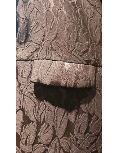 Conjunto brocado dos piezas compuesto por chaqueta corte smoking y pantalón recto. Últimas tendencias con gran calidad.