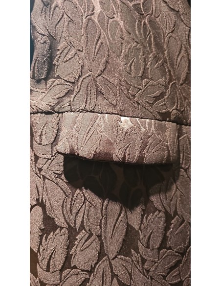 Conjunto brocado dos piezas compuesto por chaqueta corte smoking y pantalón recto. Últimas tendencias con gran calidad.