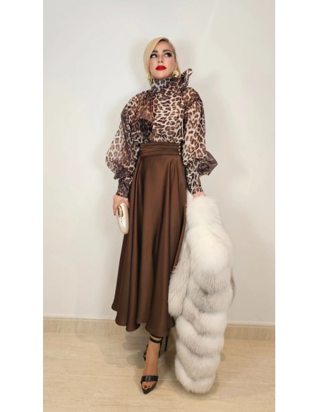 Falda de vuelo satinada con botones cinturilla y bosillos. Última tendencia al mejor precio.